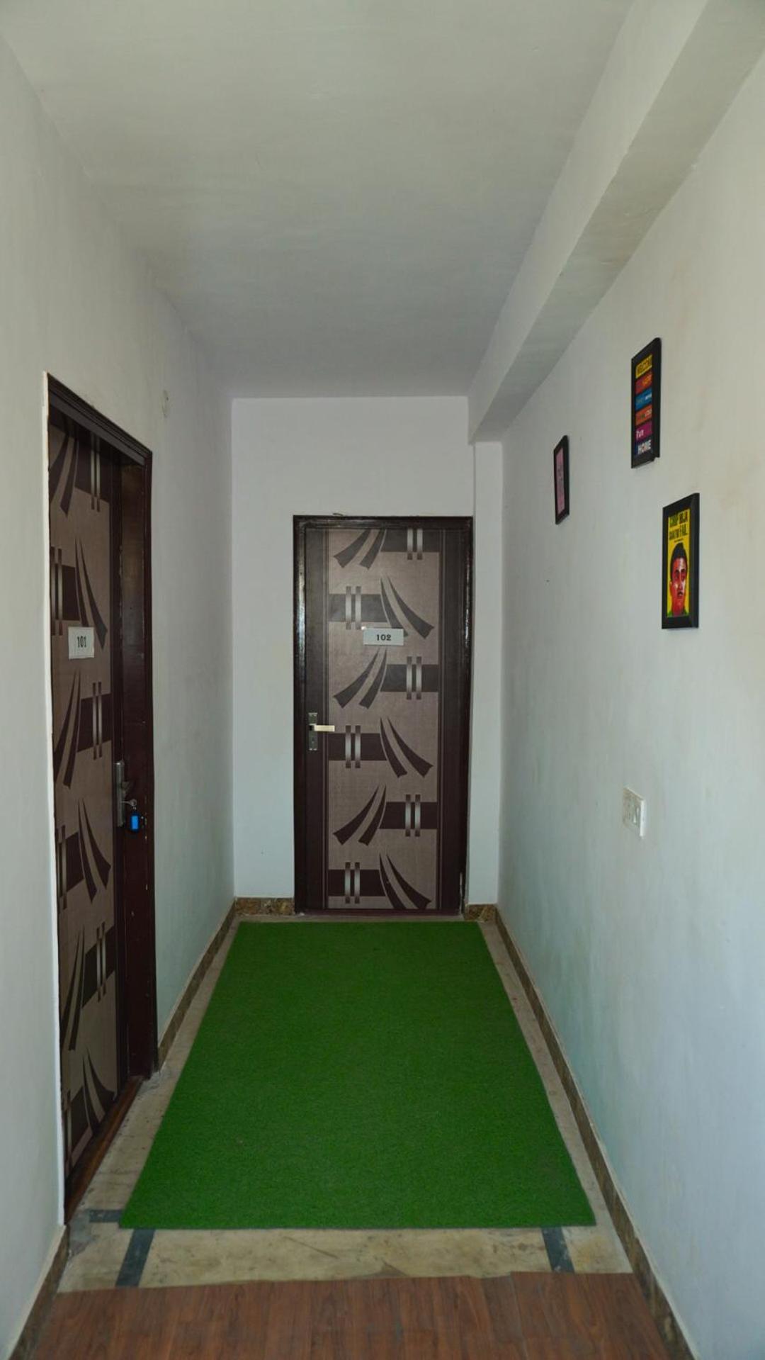 Flips With Mykonos Guest House New Delhi Bagian luar foto