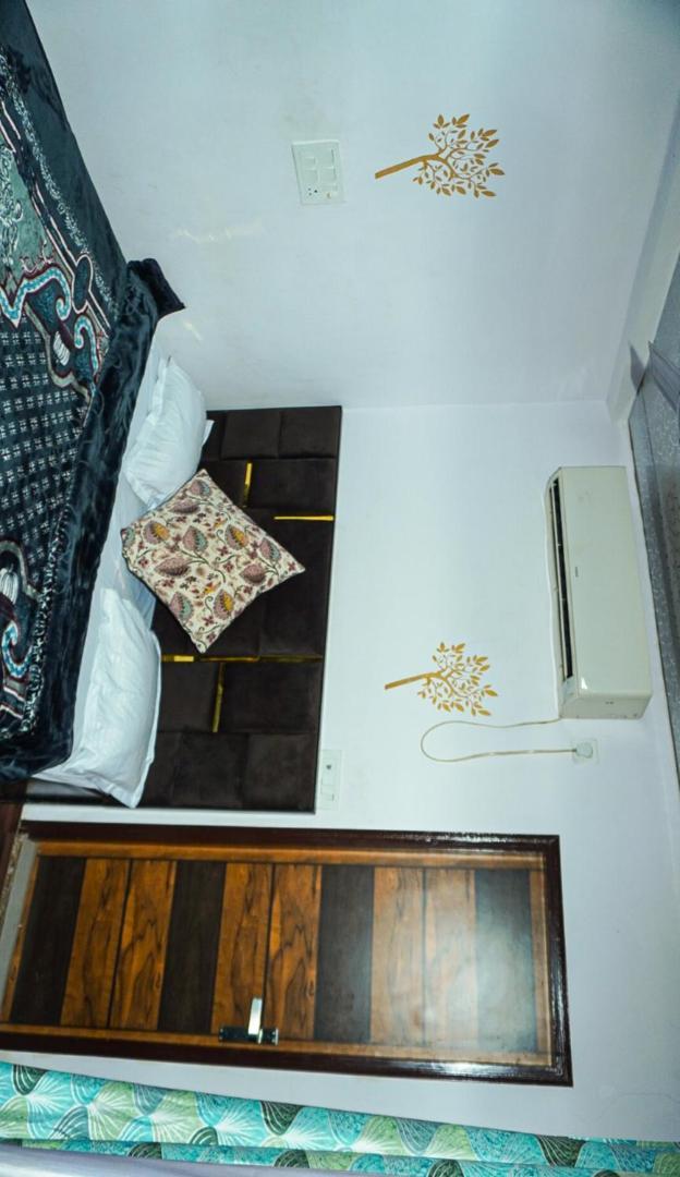 Flips With Mykonos Guest House New Delhi Bagian luar foto