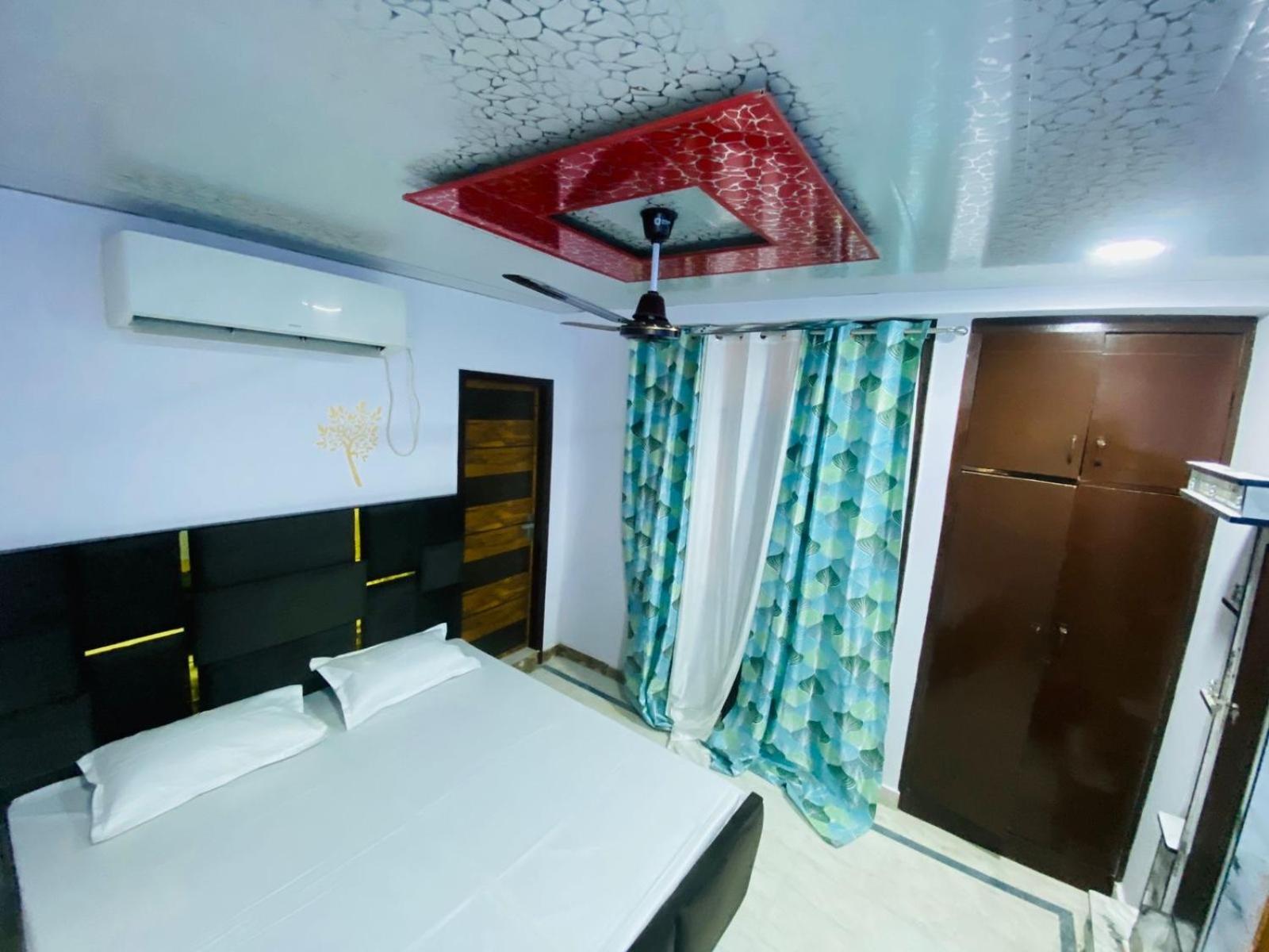 Flips With Mykonos Guest House New Delhi Bagian luar foto